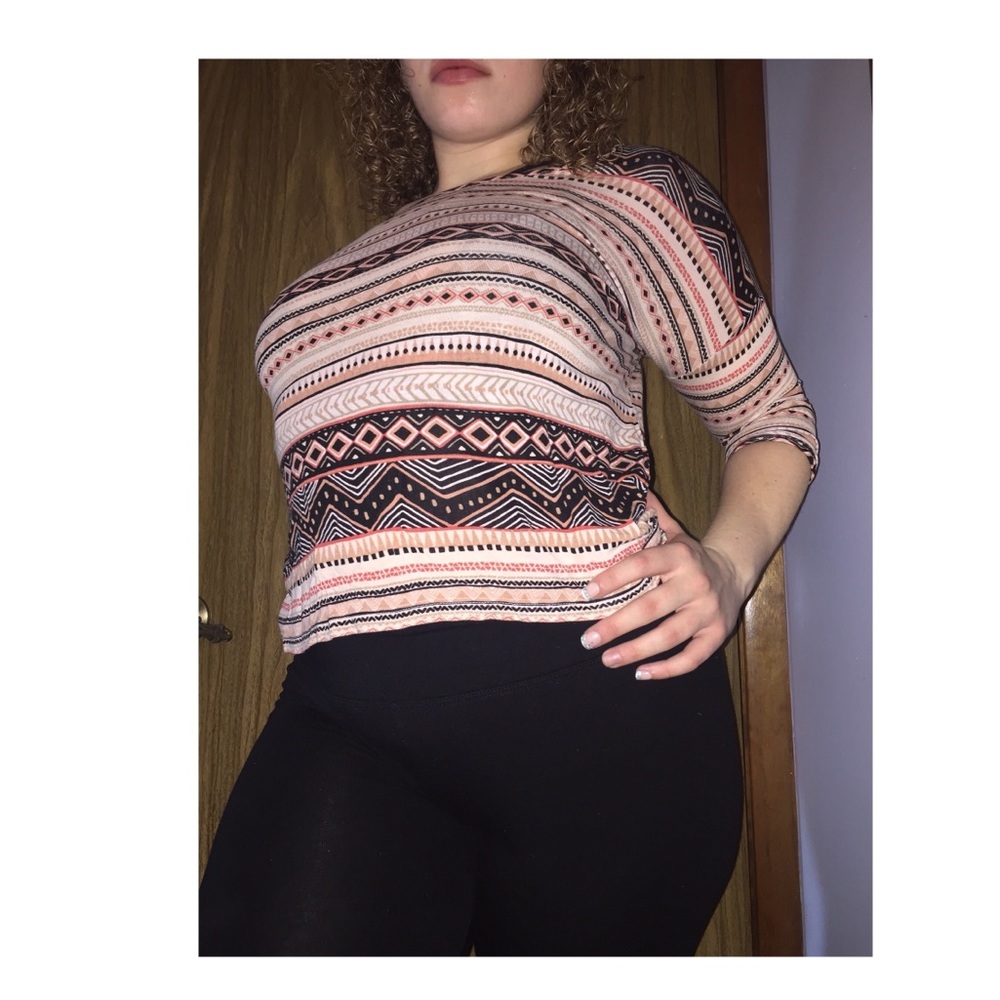 ⭐3 for $10 Peach colored tribal quarter sleeve